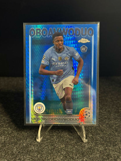 2024/25 Topps Chrome UEFA Club Competitions Justin Oboavwoduo Blue #117/150 – Manchester City Rookie