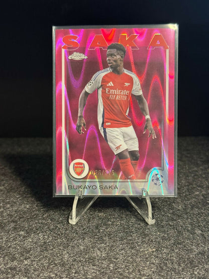 2024/25 Topps Chrome UCC Bukayo Saka Pink #026/175 – Arsenal FC